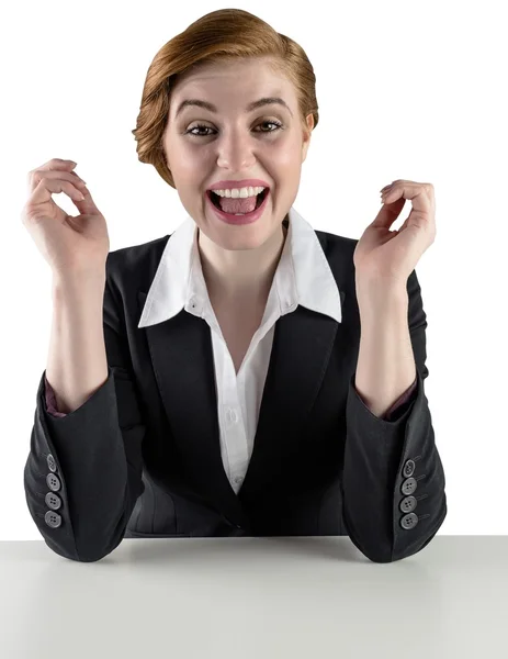 Emocionado pelirroja mujer de negocios sentado en el escritorio — Foto de Stock