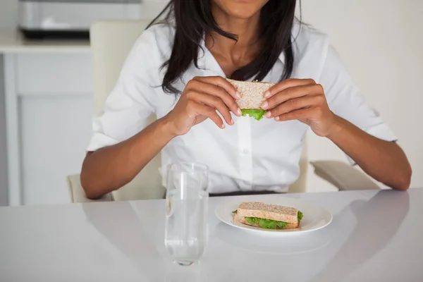 İş kadını sandviç yiyor. — Stok fotoğraf