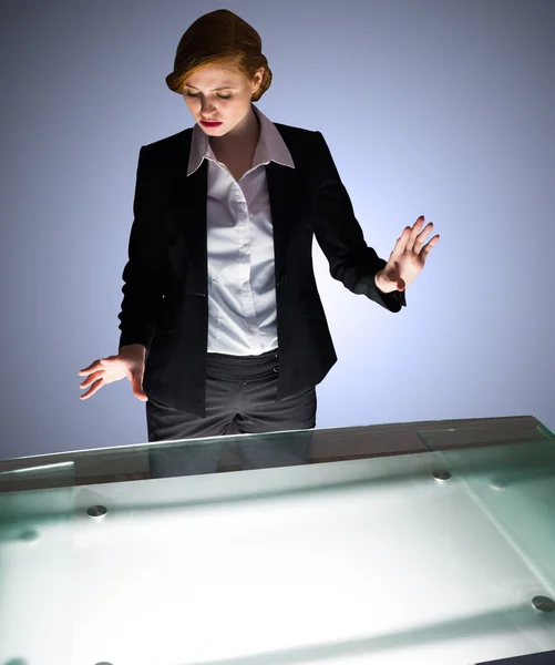 Businesswoman gesturing by a desk — Stock Photo, Image