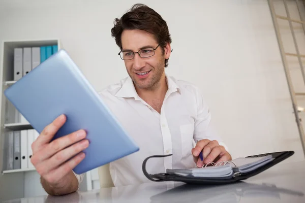 Businessman organizing his schedule — Stock Photo, Image