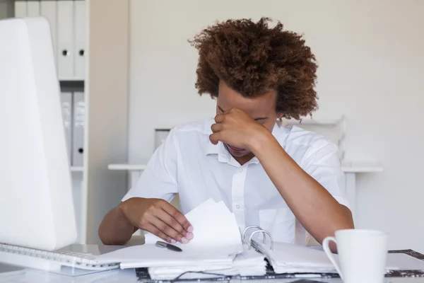 Empresário estressado trabalhando em sua mesa — Fotografia de Stock