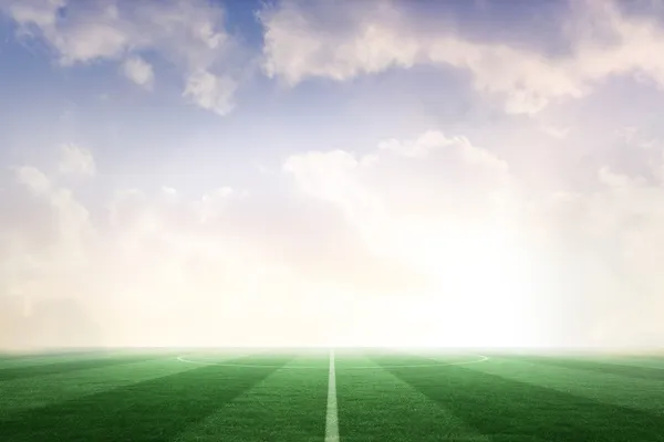 Футбольное поле под голубым небом — стоковое фото