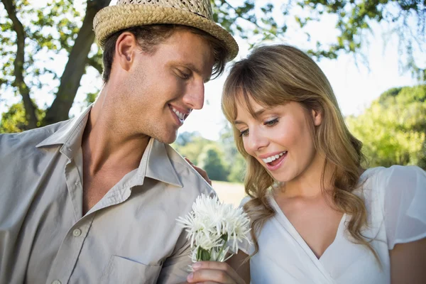 Mann bietet seiner Freundin eine weiße Blume an — Stockfoto