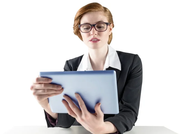 Femme d'affaires rousse en utilisant sa tablette pc — Photo