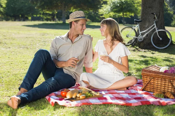 Coppia bere vino bianco su un picnic — Foto Stock