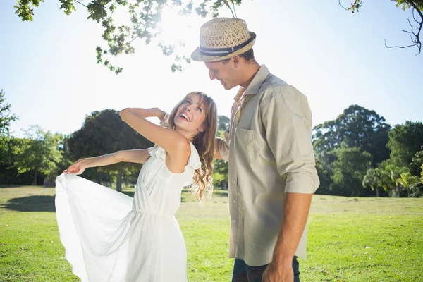 Paar dansen in het park — Stockfoto