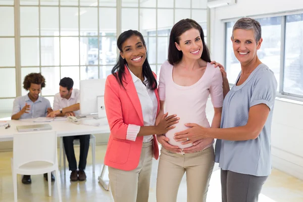 仕事で魅力的な妊娠している女性実業家 — ストック写真