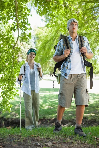 Par går på en vandring — Stockfoto