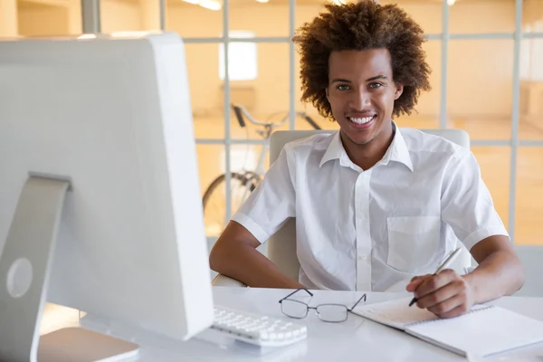 Homme d'affaires écrivant à son bureau — Photo