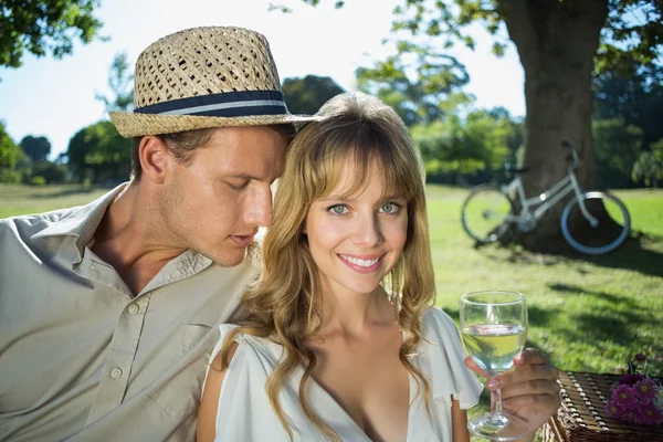 Paar trinkt Weißwein beim Picknick — Stockfoto