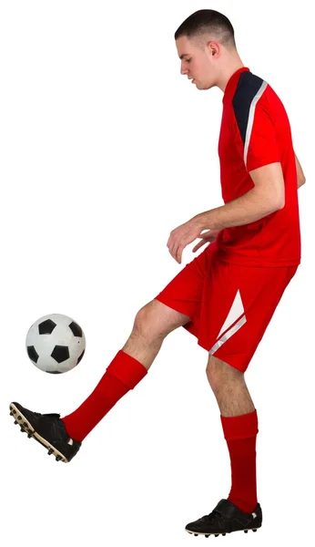 フィット ボールで遊ぶフットボール選手 — Stockfoto