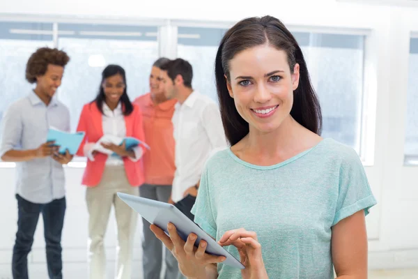 Mulher de negócios usando tablet — Fotografia de Stock