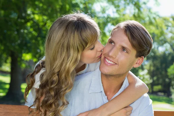 Casal relaxante no banco do parque juntos — Fotografia de Stock