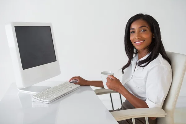 Empresaria tomando un café — Foto de Stock