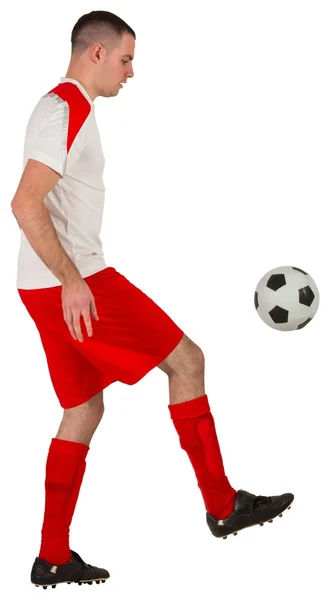 Fitter Fußballer spielt mit Ball — Stockfoto