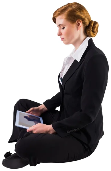 Donna d'affari rossa utilizzando il suo tablet pc — Foto Stock