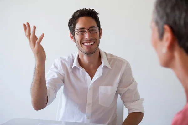 Business folk talar vid skrivbord — Stockfoto