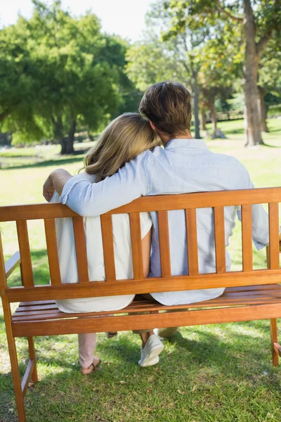 Pareja relajándose en el banco del parque juntos —  Fotos de Stock