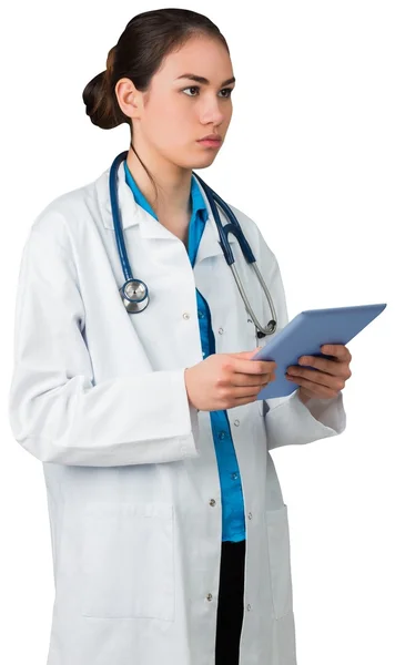 Молодой врач стоит с планшетным ПК Лицензионные Стоковые Изображения