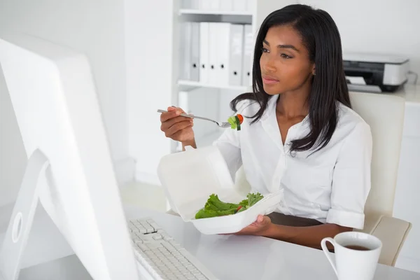 Affärskvinna äta en sallad — Stockfoto