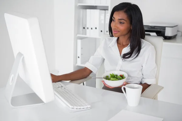 Empresaria comiendo una ensalada — Foto de Stock