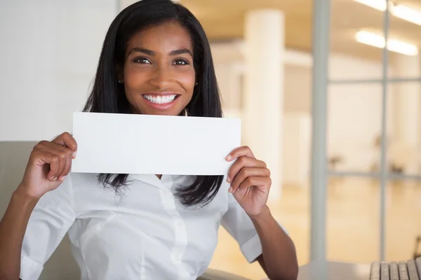 Businesswoman showing card — Stock Photo, Image