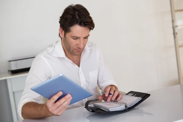 Businessman organizing his schedule — Stock Photo, Image