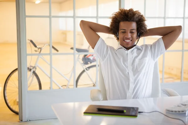 Empresario que usa digitalizador y auriculares en el escritorio — Foto de Stock