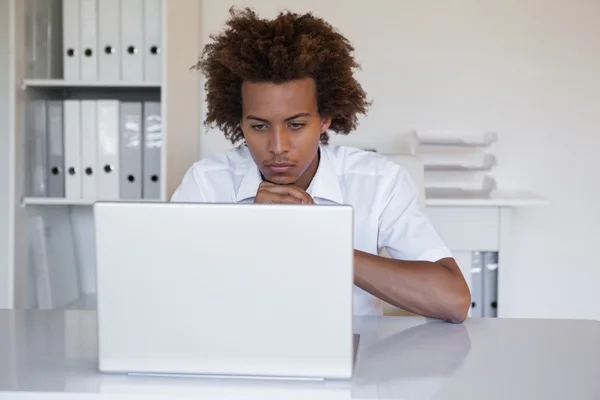 Uomo d'affari che utilizza il computer portatile alla scrivania — Foto Stock