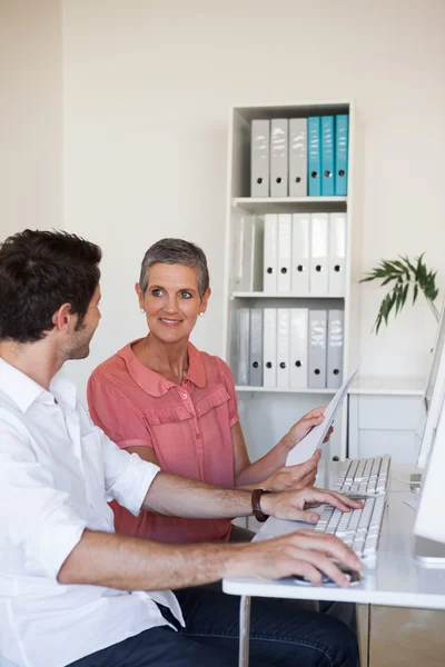 Business team working at desk — Stock Photo, Image