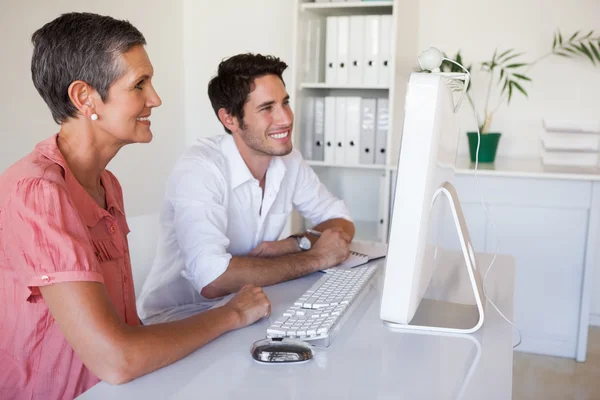 Business team using computer — Stock Photo, Image