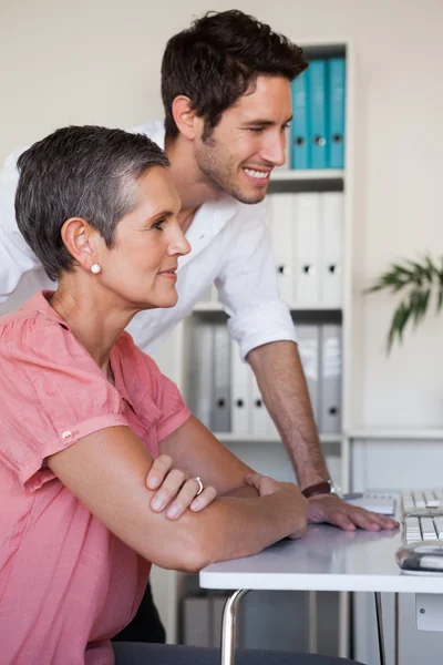 Business-Team mit Computer — Stockfoto