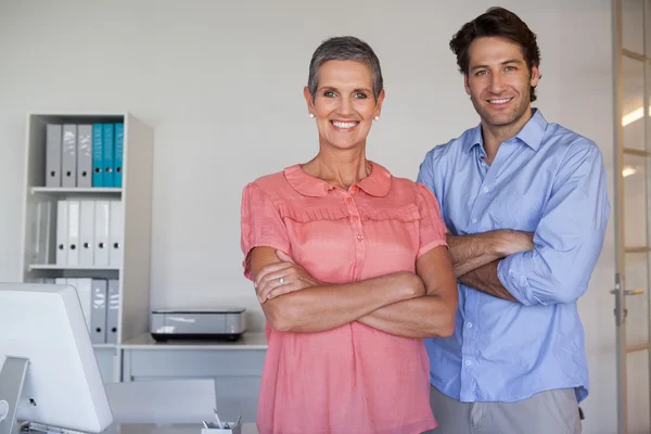 Zakelijke team glimlachen op camera — Stockfoto