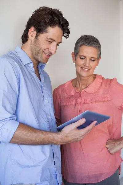 Zakelijke team samen kijken naar tablet pc — Stockfoto