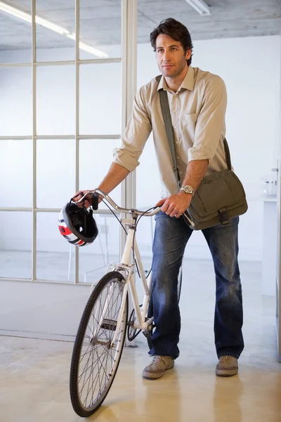 実業家は彼の自転車を押す — ストック写真
