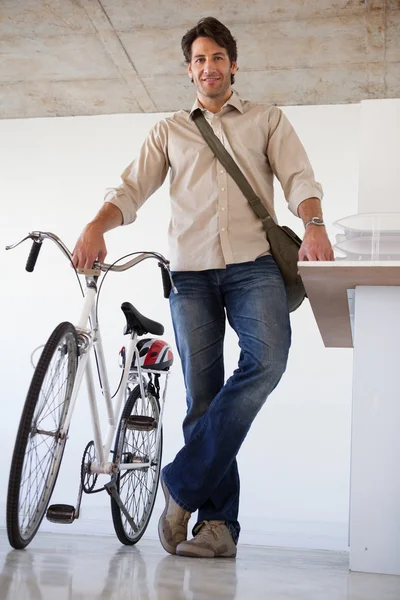 Empresário com sua bicicleta — Fotografia de Stock
