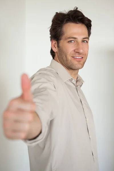 Geschäftsmann zeigt Daumen hoch — Stockfoto