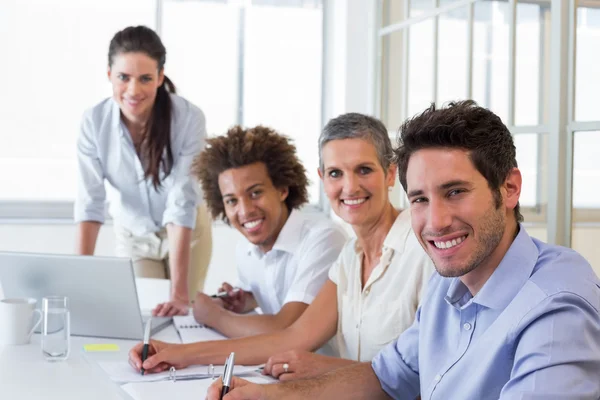 Personal sonriendo a la cámara — Foto de Stock