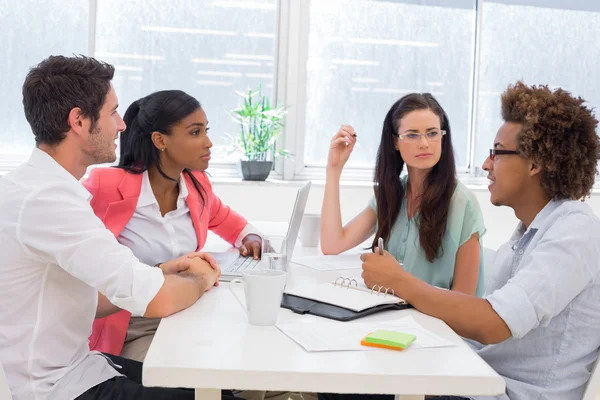 Geschäftsleute treffen sich gemeinsam — Stockfoto