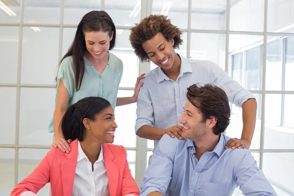 Colegas felicitando uns aos outros — Fotografia de Stock