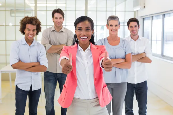 Lavoratori che danno pollici in su — Foto Stock