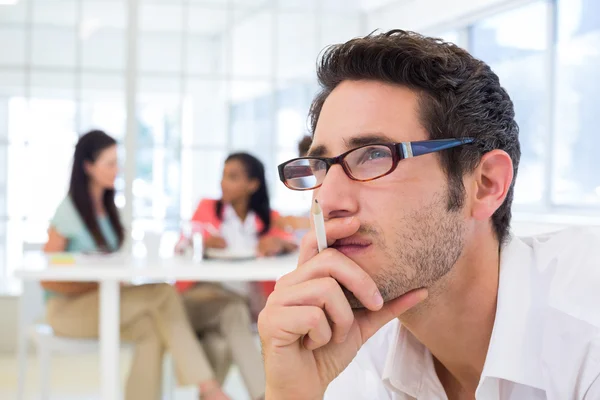 Homme d'affaires avec verres se concentrant — Photo