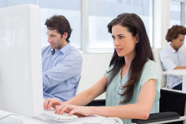 Mujer en silla de ruedas trabajando duro en la computadora — Foto de Stock