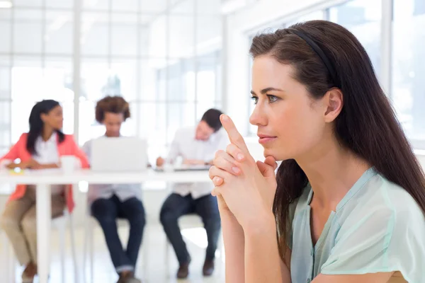 Zakenvrouw te concentreren en zich te concentreren — Stockfoto