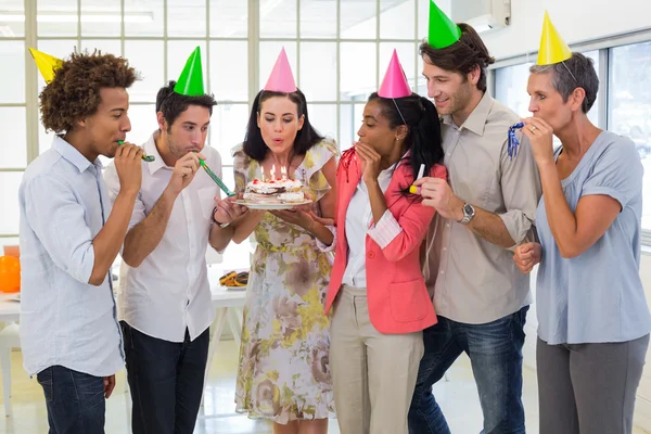 Pracowników razem obchodzi urodziny — Zdjęcie stockowe