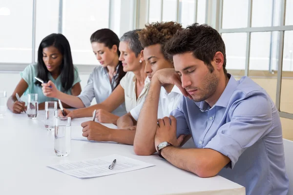 Empresário adormecendo durante a reunião — Fotografia de Stock