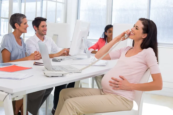 Geschäftsfrau streichelt schwangeren Bauch — Stockfoto