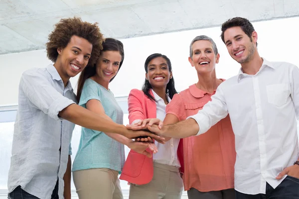 Geschäftsleute vereinigen sich bei der Arbeit — Stockfoto