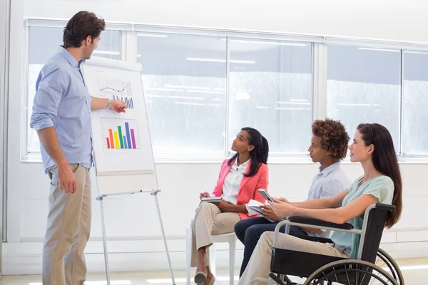 Businessman presenting graph to coworkers — Stock Photo, Image