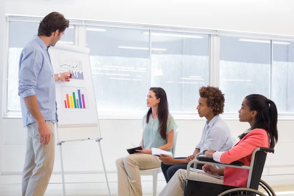 Affärsman gör en presentation — Stockfoto